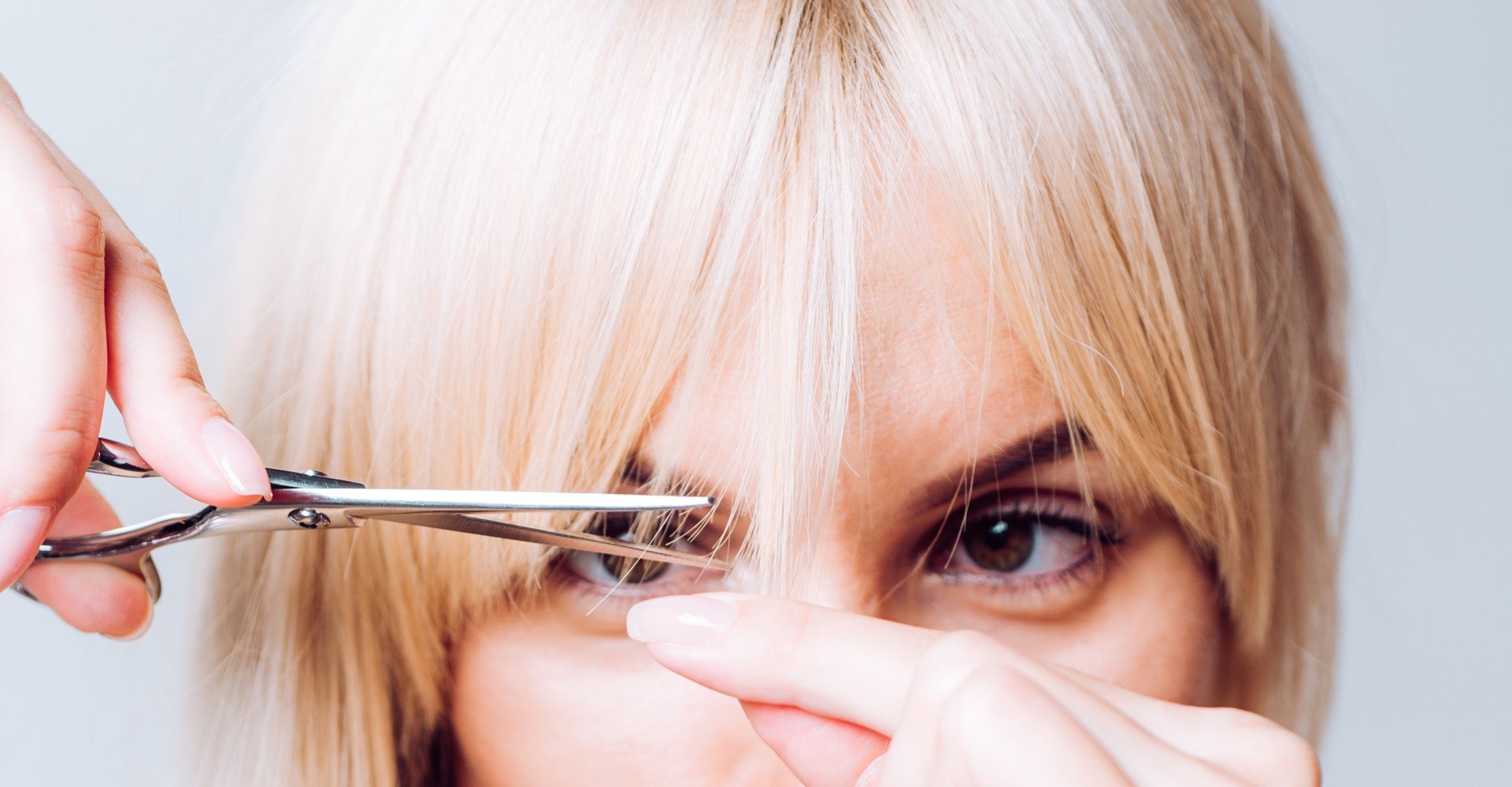 1362 Modelo Loira Cortando Sua Franja